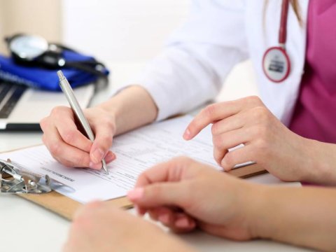 Həkimlər xəstələrə lazım olmayan dərmanları yazır 