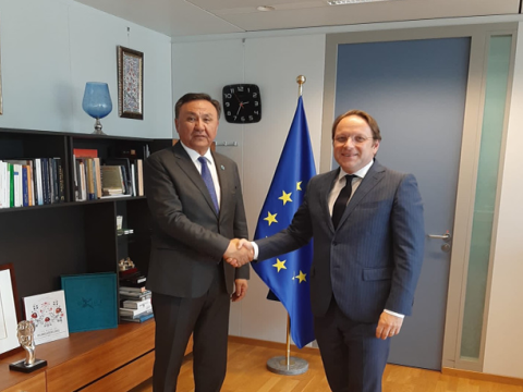 TDT Baş katibi Aİ komissarı ilə görüşüb