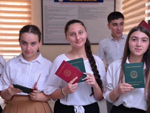 Məzunlara attestatlar verilir - FOTOLAR