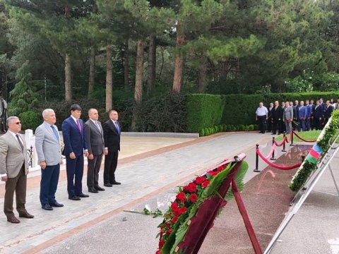 Komitə əməkdaşları Heydər Əliyevin məzarını ziyarət edib