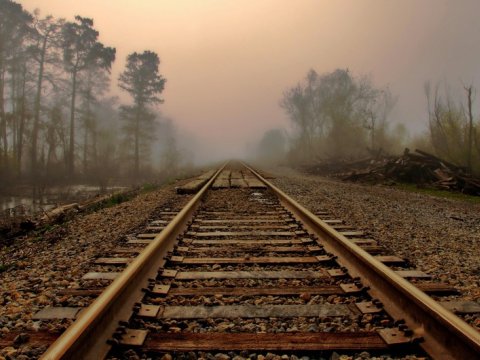 60 yaşlı kişi özünü qatarın altına atdı