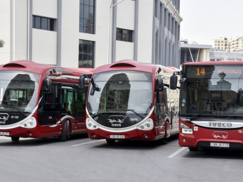 130-a yaxın avtobus tıxacda gözləyir