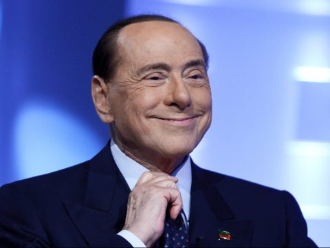 Berluskoni 230 milyonluq mirasını onlara bağışlayıb