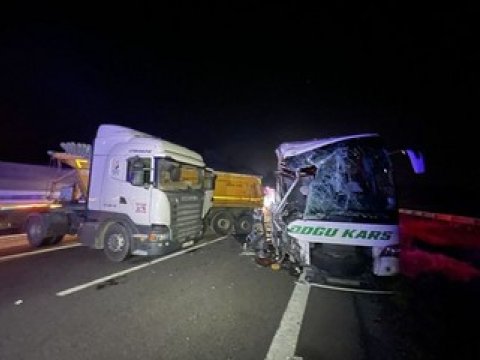 Türkiyədə avtobus yük maşını ilə toqquşdu - 18 yaralı
