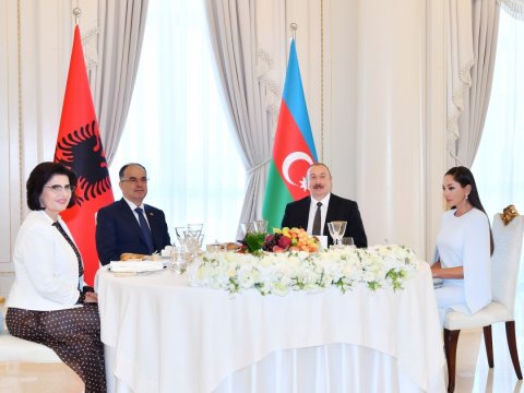 Albaniya Prezidenti və xanımının şərəfinə rəsmi lanç verildi