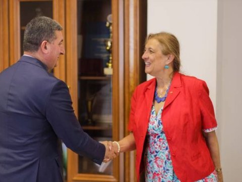 Macarıstan səfiri erməni nazirlə müzakirə apardı