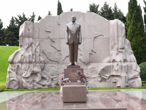 Bayram Beqay Ulu Öndərin məzarını ziyarət edib