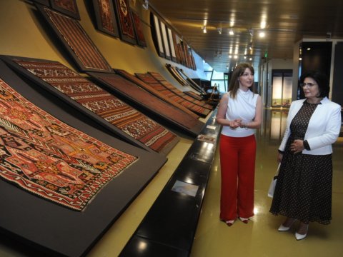 Albaniyanın birinci xanımı Xalça Muzeyinə baş çəkdi