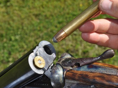 Kişi həyat yoldaşını tüfənglə yaraladı