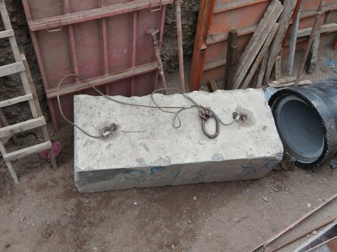 Metal toplayan şəxsin üzərinə beton aşdı