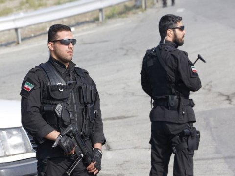 İranda polis məntəqəsinə silahlı hücum - ÖLƏN VAR