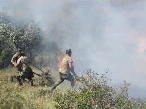 Külək Xızıdakı yanğını söndürməyə mane olur - VİDEO