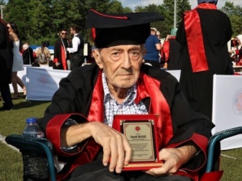 82 yaşlı kişi məzun oldu 