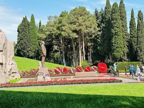 XİN rəhbərliyi Heydər Əliyevin abidəsini ziyarət etdi
