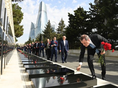 Diplomatlar Şəhidlər Xiyabanını ziyarət etdilər