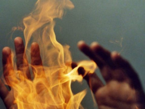 Anası ilə mübahisə edən keçmiş məhkum özünü YANDIRDI