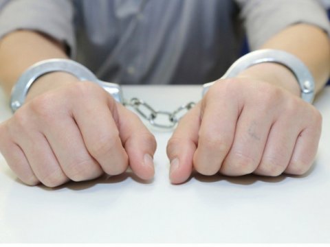 Direktor müavinini şantaj edən şəxslər həbs olundu