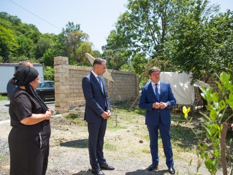 Nazir şəhid ailəsini ziyarət edib