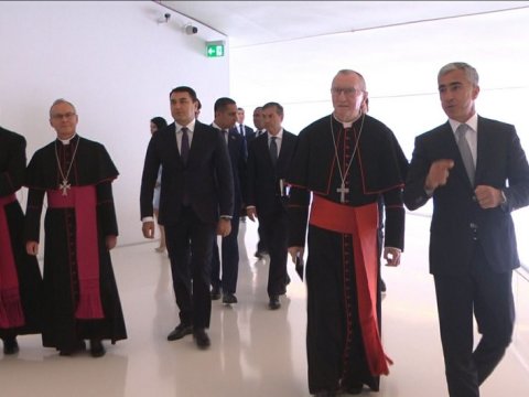 Müqəddəs Taxt-Tacın dövlət katibi Heydər Əliyev Mərkəzində olub - FOTOLAR