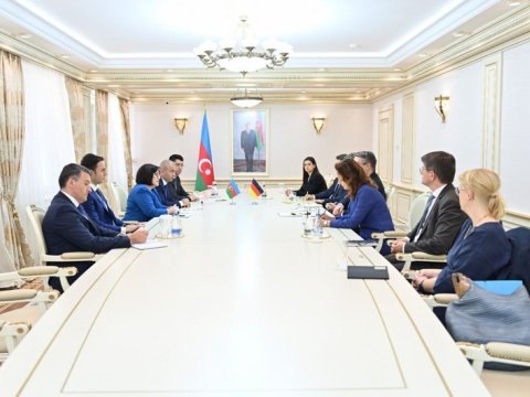 Spiker dövlət naziri ilə danışıqlar apardı