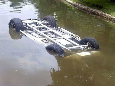 Yevlaxda avtomobil kanala düşüb - 1 nəfər batıb