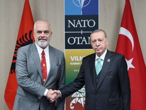 Ərdoğan Albaniya baş naziri ilə müzakirə apardı