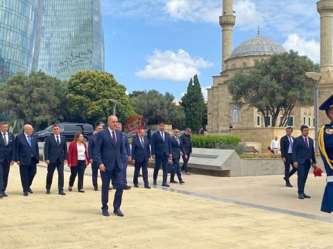 Kurtulmuş Bakıda şəhidləri andı - FOTOLAR