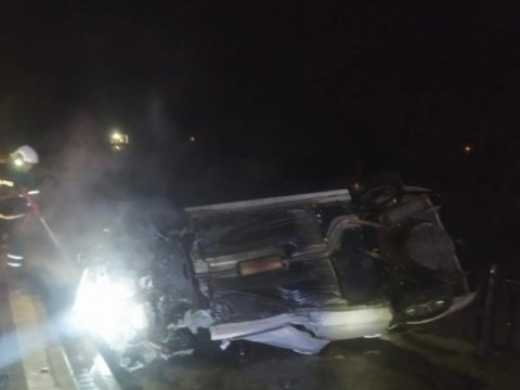 Yanan maşından 2 nəfər belə xilas edili - VİDEO