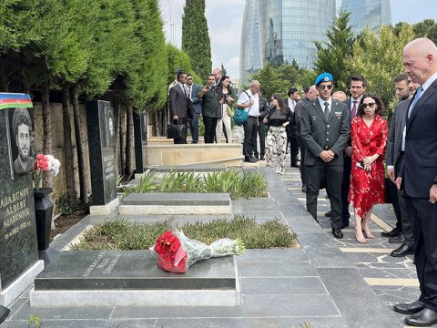 İsrailin müdafiə naziri Aqarunovun məzarını ziyarət etdi