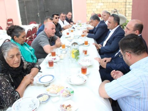 İcra başçısı Həcdən qayıdan şəhid atasını ziyarət edib