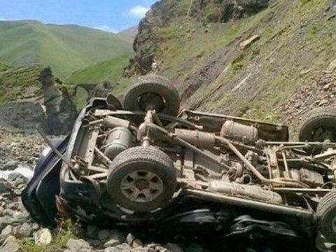 Ağcabədidə maşın dərəyə aşdı - Yaralılar var