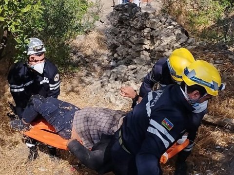 Hündürlükdən yıxılan kişi köməksiz vəziyyətdə qaldı - VİDEO