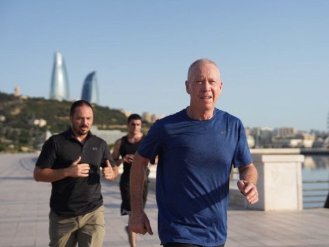 İsrailin müdafiə naziri Bakı bulvarında qaçarkən - FOTO (YENİLƏNİB)