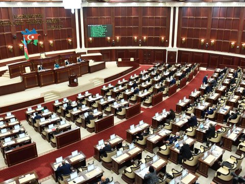 Parlamentdə ETİRAZ: 32 ildir rektor işləyir