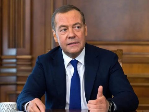 Medvedev hərbi poliqona baş çəkdi