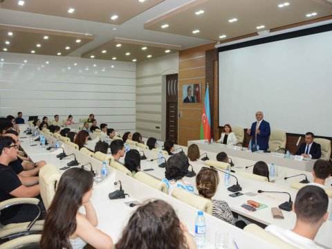 UNEC rektoru valideyn və abituriyentlərlə görüşdü - FOTO