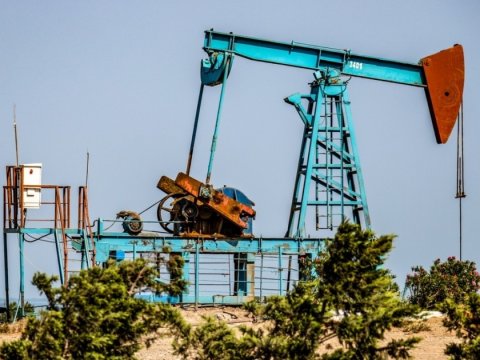 Rusiyanın neft gəlirləri iki dəfə azalıb