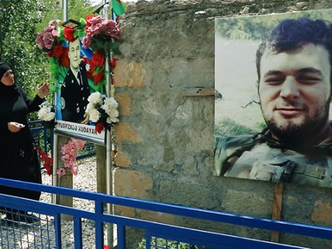 Xudayarın anası oğlunun şəhid olduğu yerdə - VİDEO