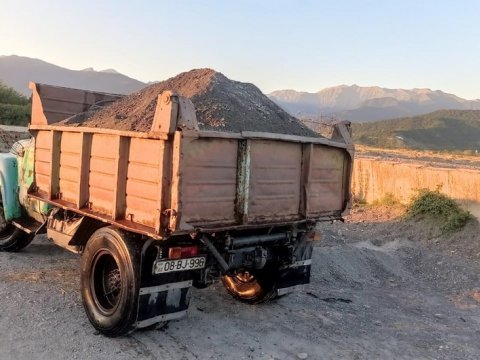 Qanunsuz qum-çınqıl daşıyanlar cərimələndi