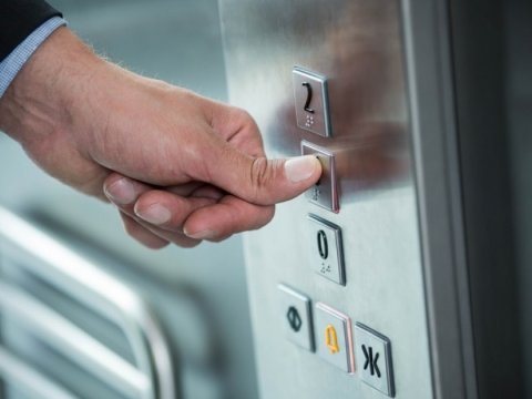 Liftdə köməksiz vəziyyətdə qaldılar