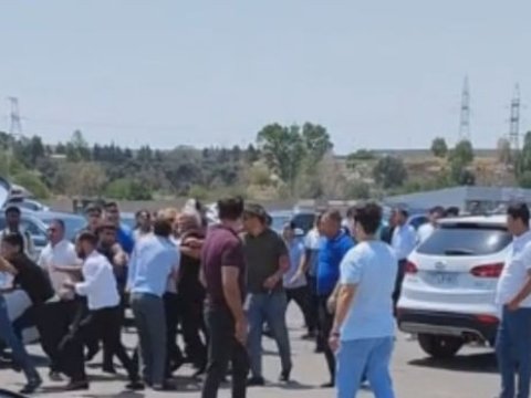 Maşın bazarında kütləvi dava