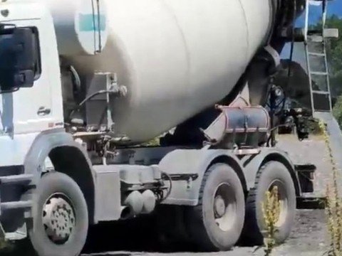 Qaxda Kürmük çayına beton tökdülər - FOTO