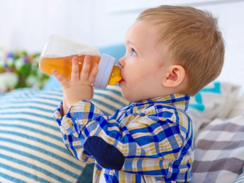 1 yaşadək uşaqlara meyvə şirələri vermək olmaz - Nazirlik