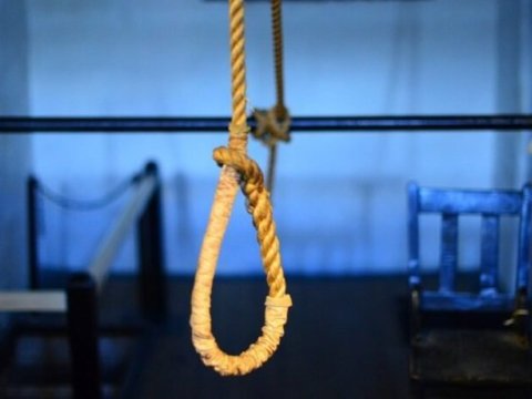 İki uşağı olan 31 yaşlı qadın özünü asdı