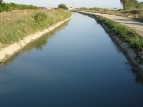 Avtomobil kanala aşdı, sürücü öldü 