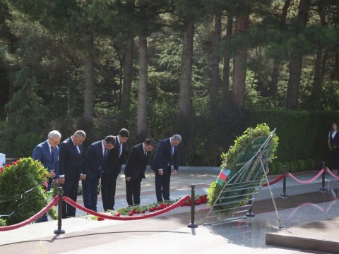 Jurnalistlər Heydər Əliyevin və Zərdabinin məzarını ziyarət edib - FOTOLAR