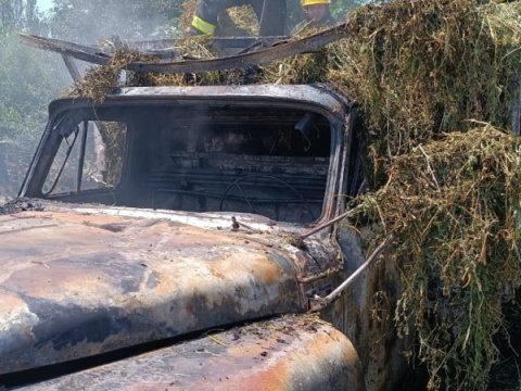 Otla dolu yük maşını yandı - FOTO