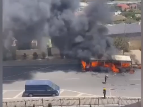Bakıda marşrut avtobusu YANDI