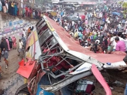 Avtobus gölməçəyə düşdü - Onlarla ölən və yaralı var 