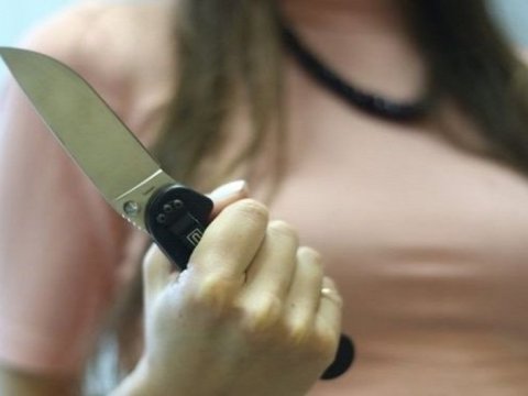 Ərini bıçaqlamaqda təqsirləndirilən qadın SAXLANILDI